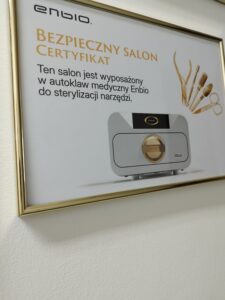 Na zdjęciu certyfikat sterylizatora narzędzi do kosmetyki paznokci