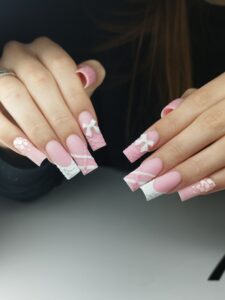 różowe manicure z białymi ozdobami