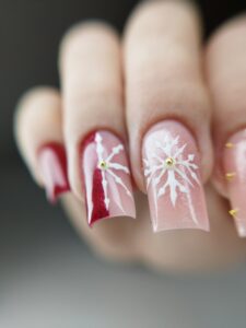 manicure z ozdobami zimowymi w kształcie śnieżynki