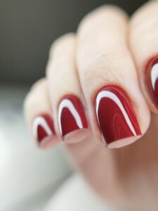 Piękne manicure w klasycznym ciemnym głębokim kolorze