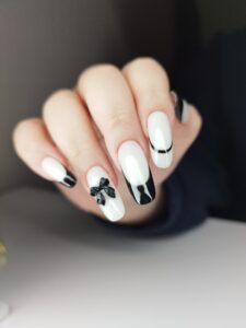 klasyczne czarno białe manicure z czarnym kwiatkiem