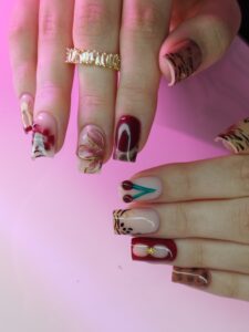 wiosenny manicure z kolorowymi ozdobami