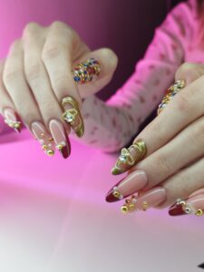 złote ozdoby na paznkciach