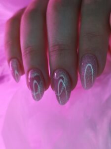 piękne mieniące manicure