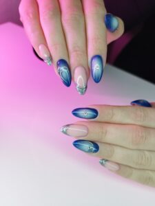 niebieskie manicure