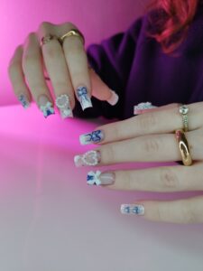 niebieskie ozdoby na paznokciach