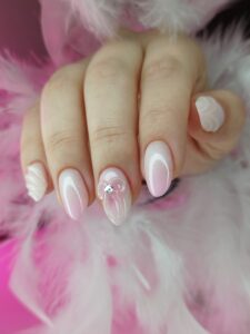 różowe paznokcie z wzorami