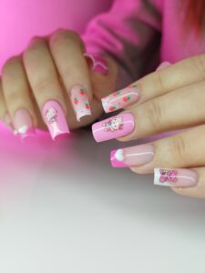 manicure z dziecinnymi ozdobami