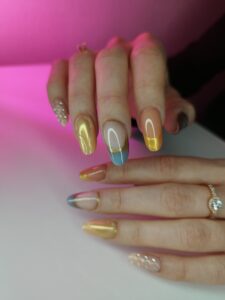 dojrzałe manicure ze złotem