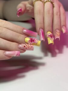 żółto różowe manicure paznokci