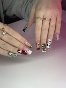 Kolorowe ozdoby manicure