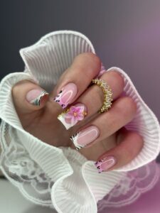 Kolorowe manicure z ozdobami