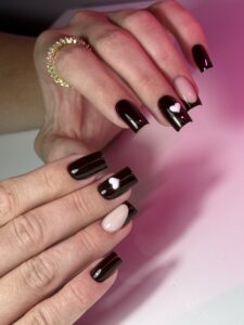 Czarne paznokcie z białymi ozdobami
