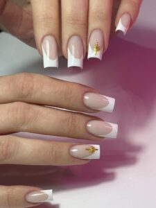 Piękne złote ozdoby na prostych paznokciach